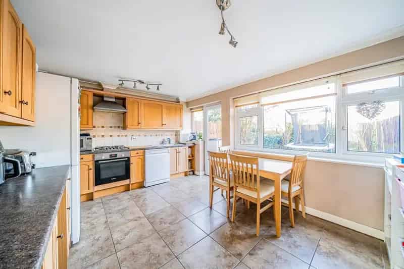 Family Home Near Excellent Schools and Transport Links