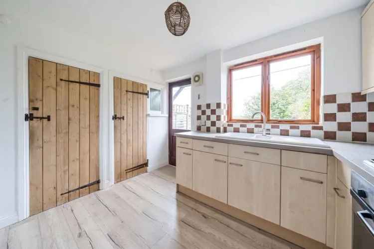 2-Bed Period Cottage Near Cookham - Character Features & Private Parking