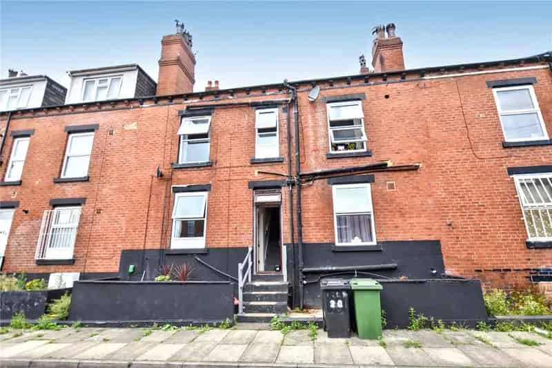 Three Self Contained Flats 17 Return Fully Let Beeston Leeds