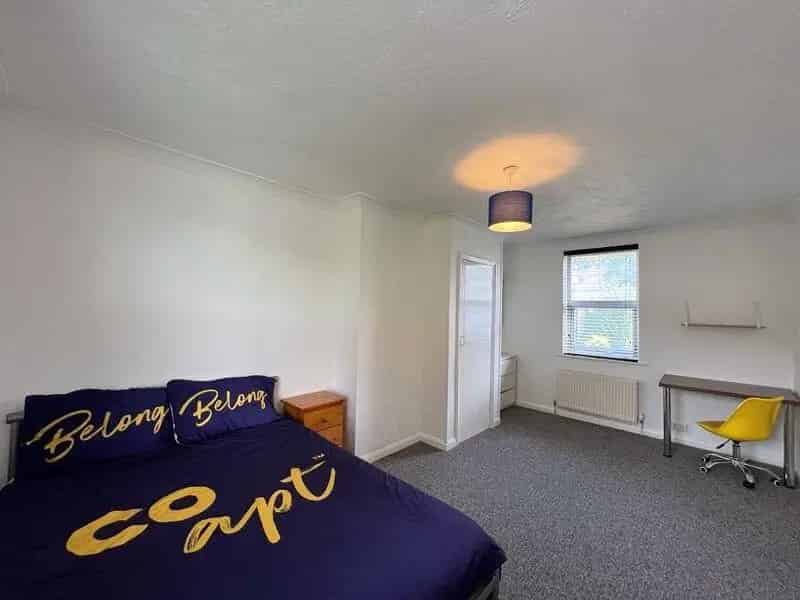 6 Double Bedroom Semi Detached House