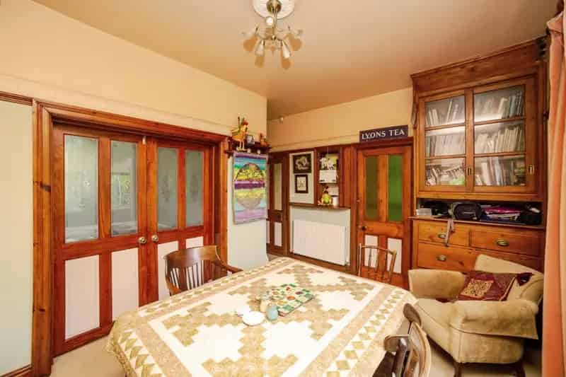 Spacious Family Home with Garden and Garage