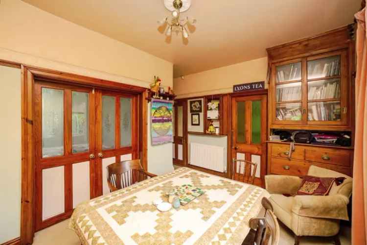 Spacious Family Home with Garden and Garage