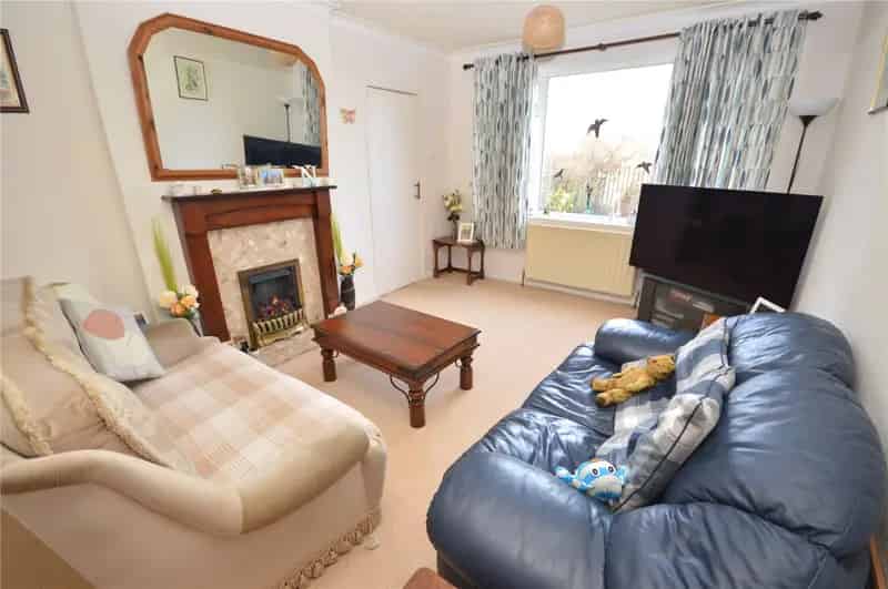 4 Bed Semi Detached House with Garage and Parking