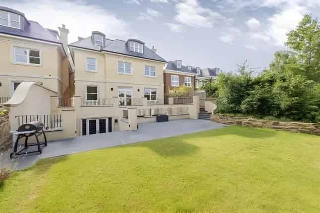 Luxury 7-Bedroom House near Richmond Park