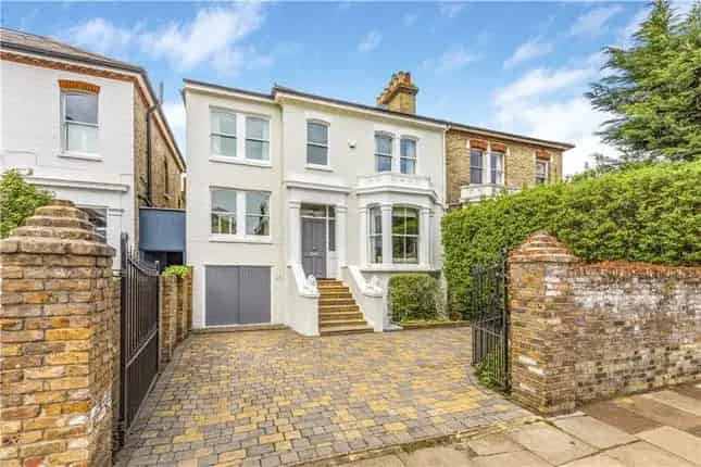 Semi Detached House for Sale in Castelnau Barnes London SW13