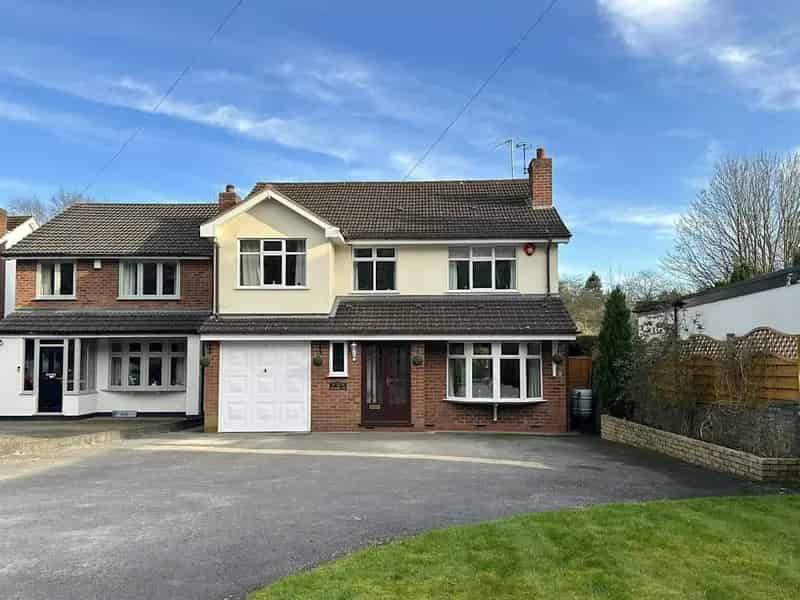 5 Bed Freehold House Tettenhall - Stunning Garden - Schools Nearby