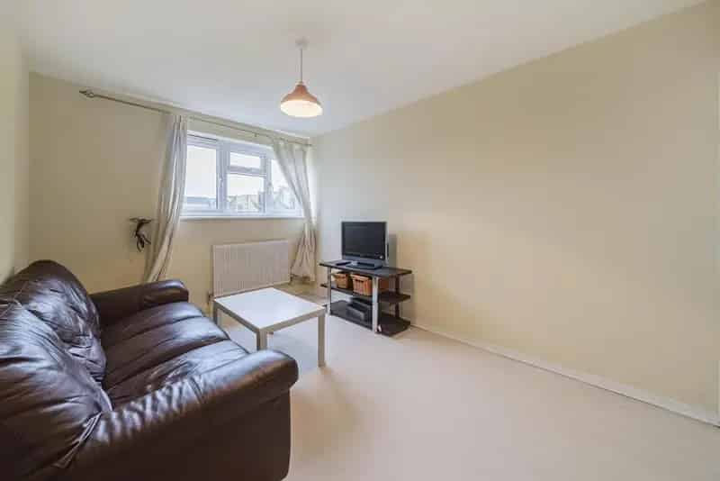 Gideon Road Flat: Convenient Location near Clapham Junction