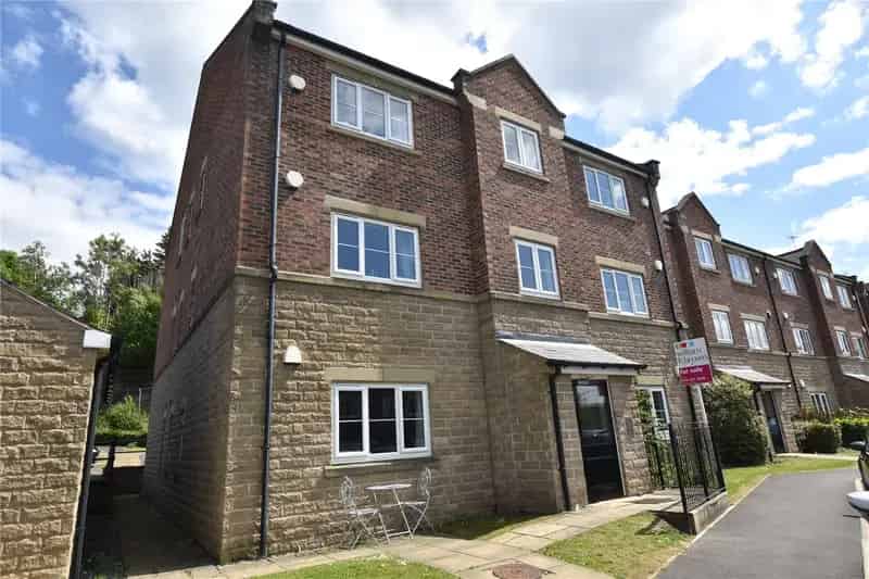 Two Double Bedroom Apartment Newlay  High Standard Finish Allocated Parking