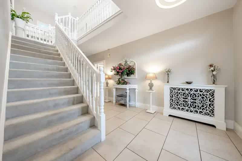 Stunning 8-Apartment Detached Home in Lainshaw Estate