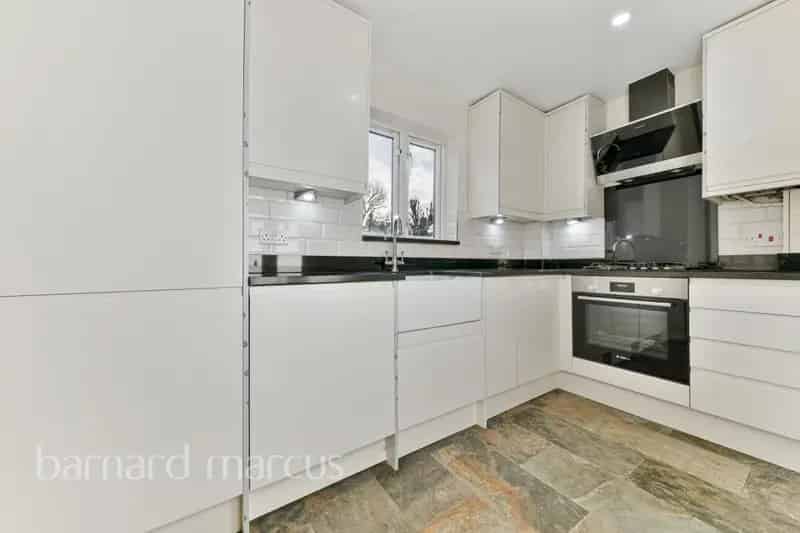 Spacious 2-Bedroom Apartment Near Surbiton Station