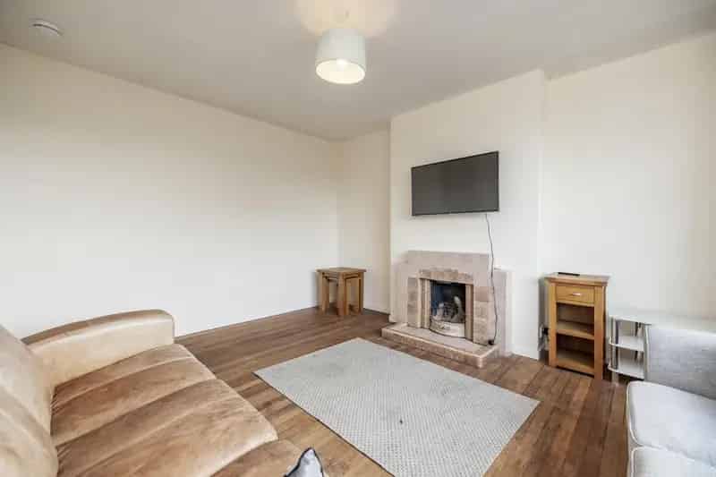 3 Bed Semi-Detached House with Garage Near Amenities and Schools