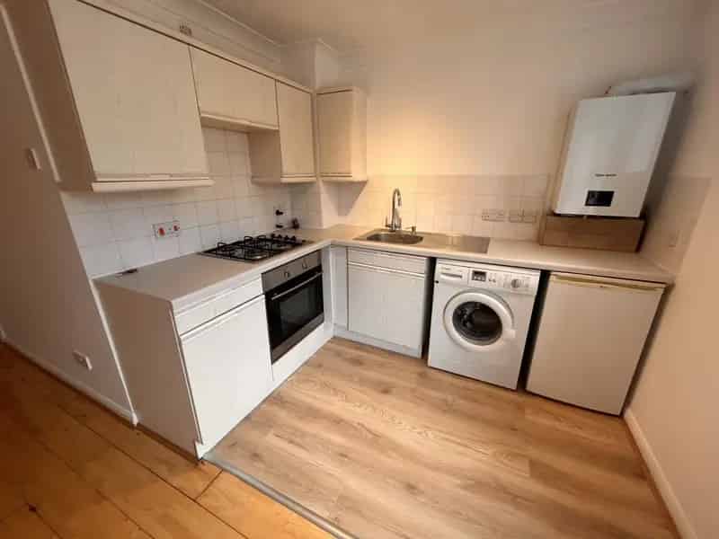 Harpenden Studio Apartment - Allocated Parking - Zero Deposit