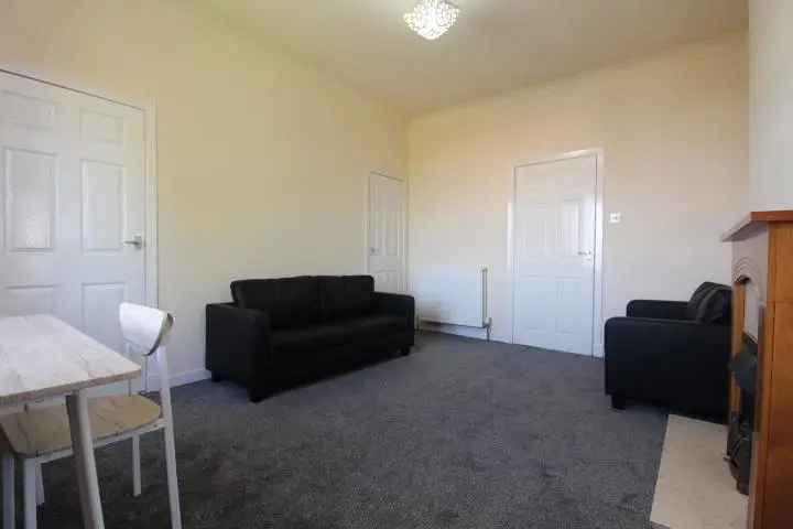 3 Bedroom Flat to Rent in Cardonald Near Queen Elizabeth Hospital