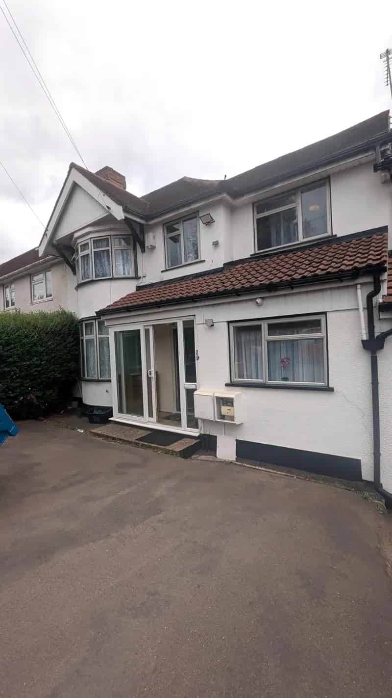 Three Bedroom Apartment Freshly Painted All Bills Inclusive Pet Friendly