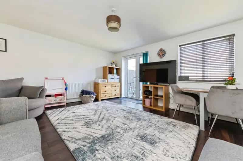 3 Bed Semi Detached House Bengeo Modern Kitchen Private Garden Parking