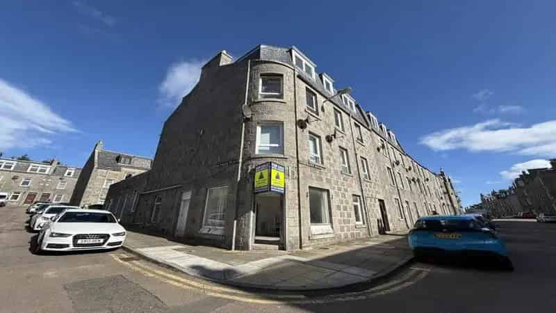 Retail Unit Ground and Basement Space For Lease