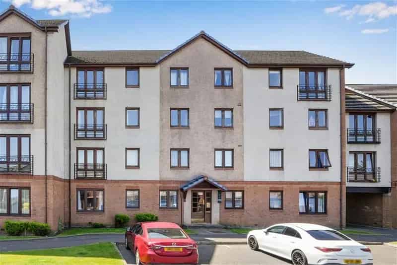 2 Bed Flat Second Floor with 1 Reception Room Allocated Parking