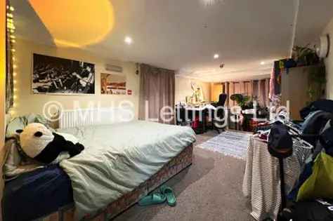 7 Bedroom House Near Park Unlimited Bills Leeds