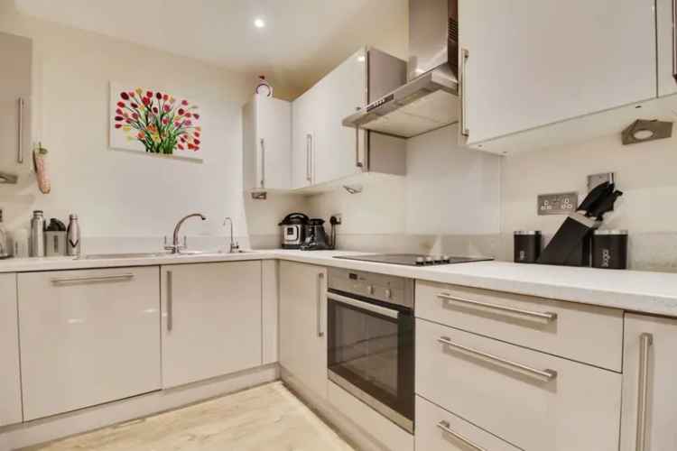 Spacious 2-Bed Ground Floor Apartment Near Welwyn Garden City Station
