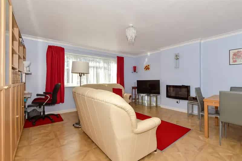 2 Bedroom Maisonette for Sale No Onward Chain