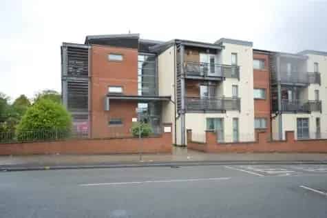 2 Bed Ground Floor Flat with Garage Near Lidl