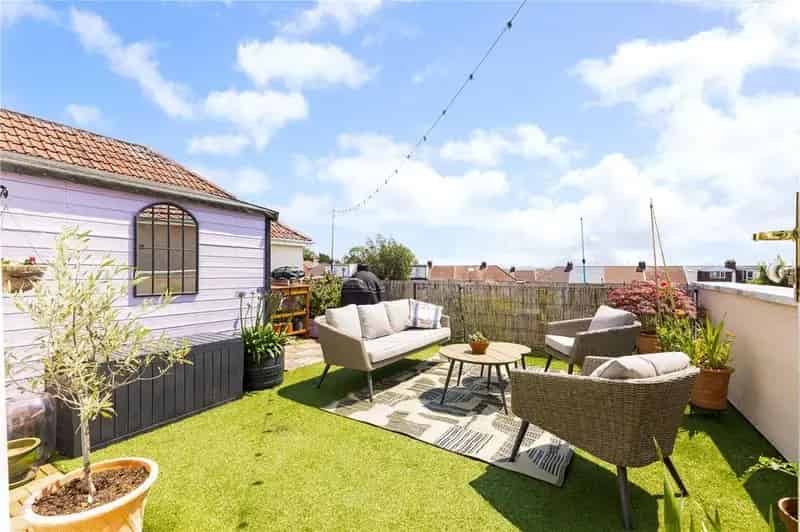 2 Bedroom Maisonette For Sale