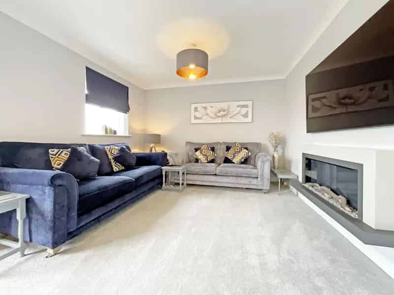 3 Bed Top Floor Apartment Birkdale With Balcony And Garage
