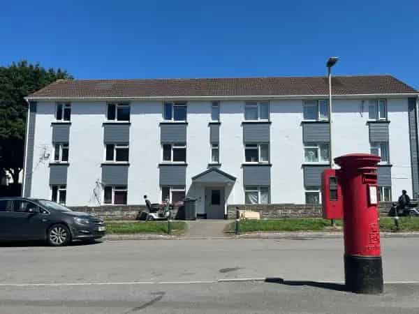 2 Bed Flat Near School and Shops