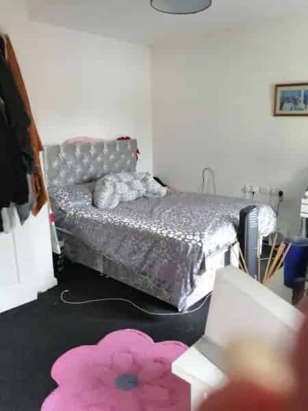 Two Bed Semi-Detached House Wallington Near Parks
