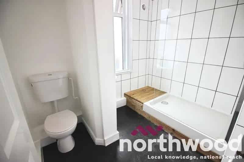 First Floor Studio Flat Near Transport Links and Amenities