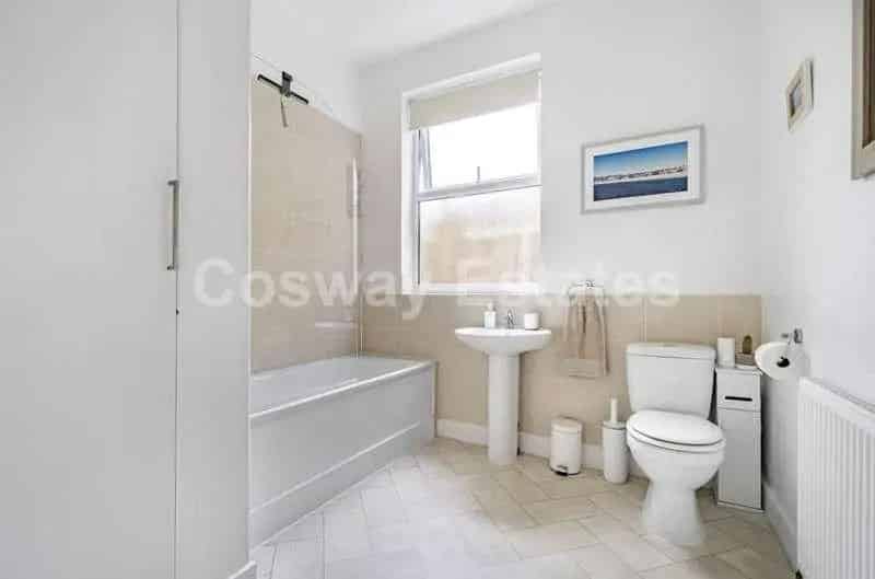 1 Bed Flat for Sale Ground Floor Modern Comfort and Convenience