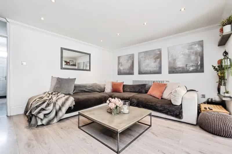 Spacious 3-Bed End Terrace House Rainham