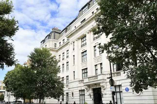 Two Bedroom Apartment in Marylebone Mansion Building