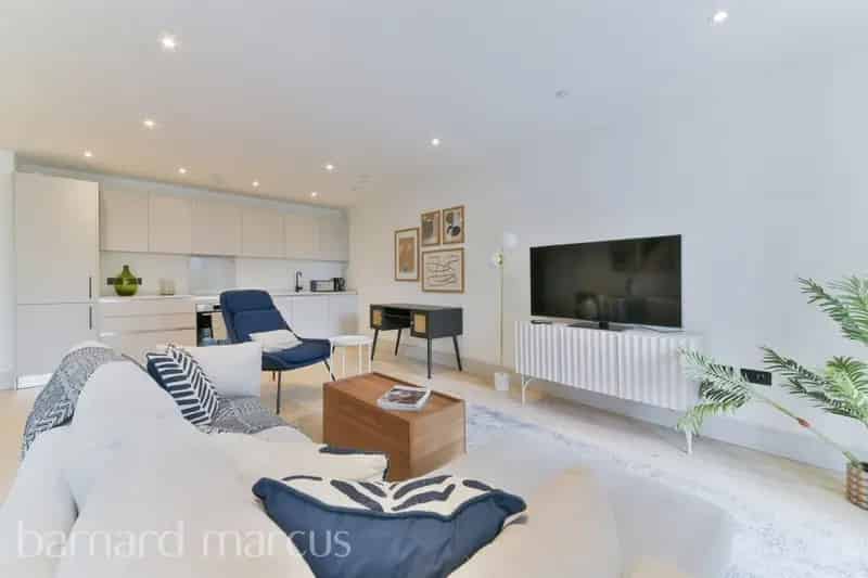 Stunning 2-Bed Apartment near Tube Station