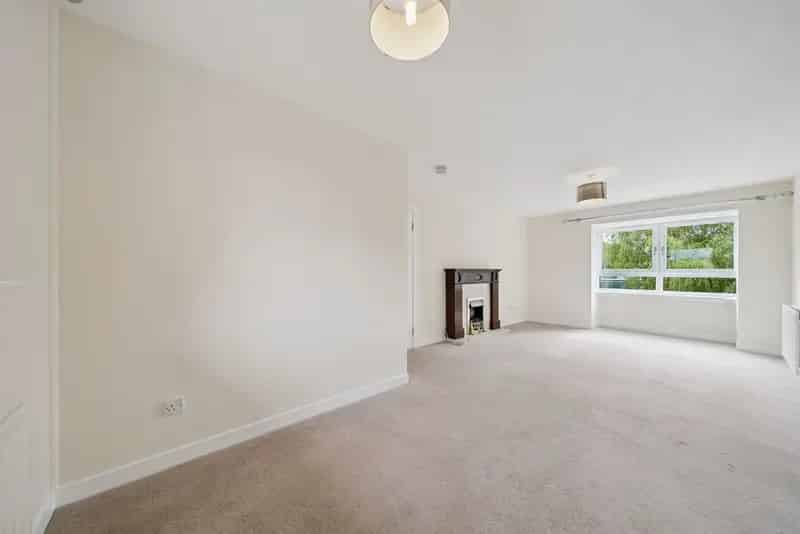 Helensburgh 2-Bed Flat with Private Garage and Tennis Court Views