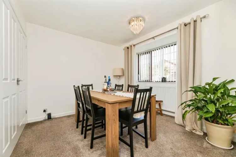 3 Bed Semi-Detached House with Conservatory and Garden
