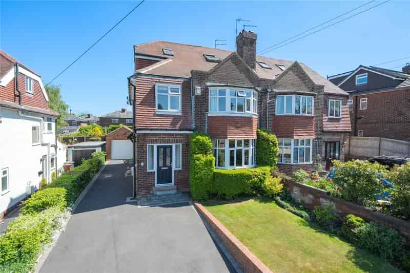 Four Bedroom Family Home with Large Garden and Detached Garage