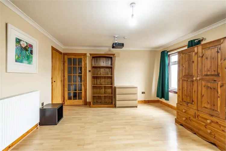 3 Bed End Terraced House with Garden and Parking