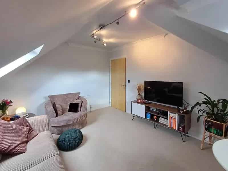 2 Bedroom Top Floor Apartment Near Beach and High Street