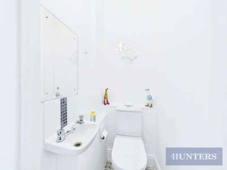1 Bed Flat for Sale in Scarborough Near Trafalgar Square