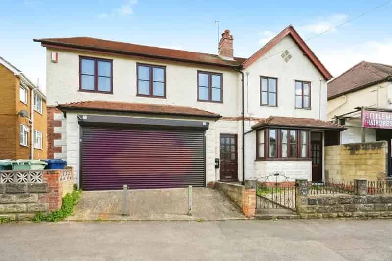 3 Bed Detached House with 1 Bed Flat & Garage