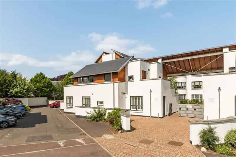 2 Bed Flat Lower Villa with Private Garden and Parking
