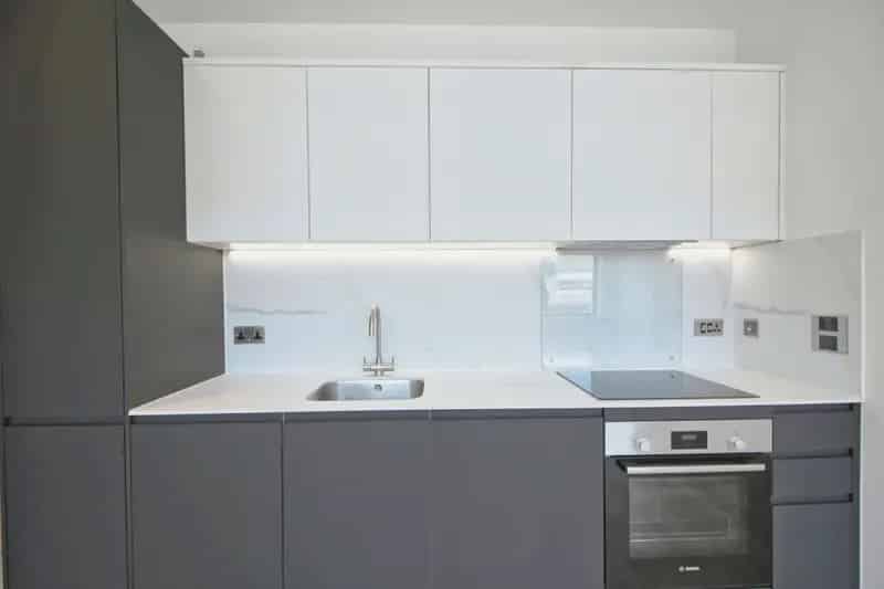 Modern 1-Bed Flat near Redhill Town Centre - Zero Deposit Guarantee