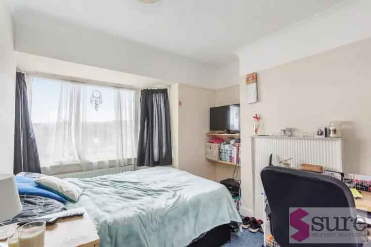 6 Bedroom Semi Detached Student House with Garden Service