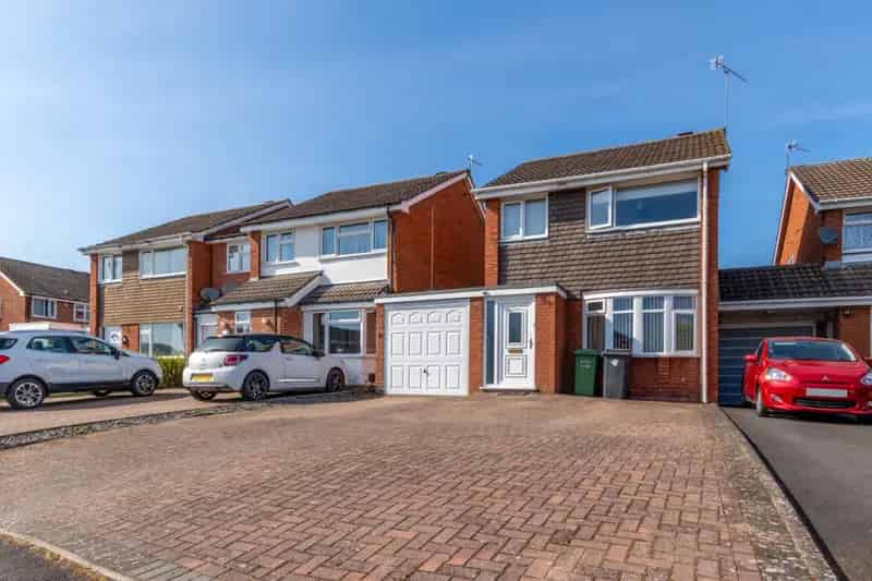 3 Bedroom House For Sale Garage Garden Modern Kitchen Family Home