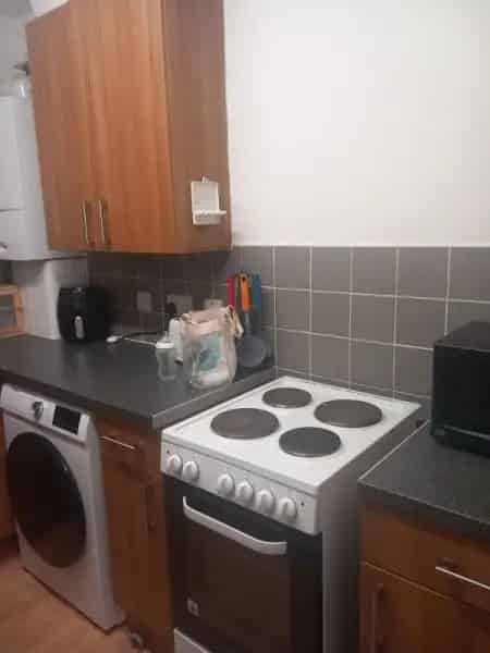 2 Bed 2nd Floor Flat with Garden and Shed Near Shops