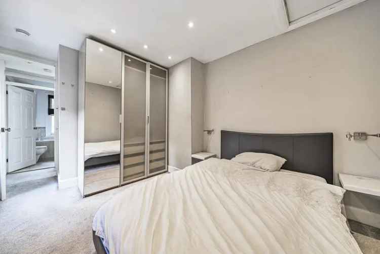 Flat For Sale in London, England