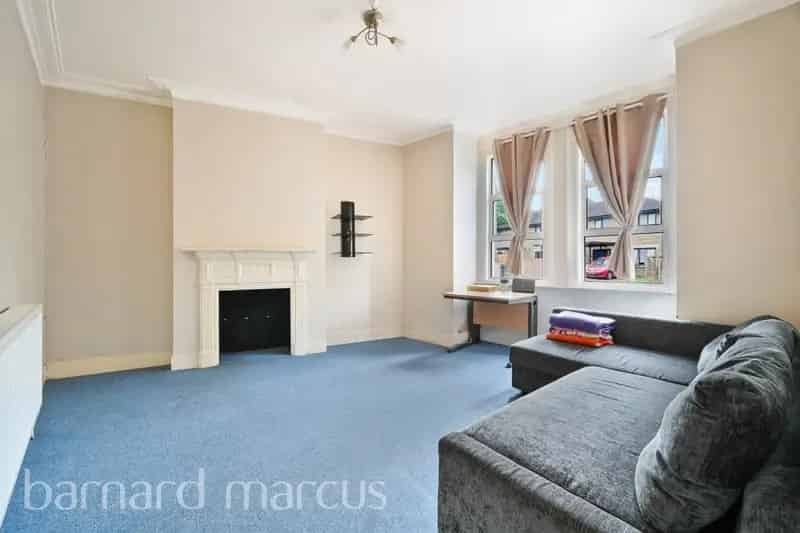 Three Bedroom House with Garden and Off-Street Parking