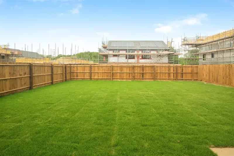 4 Bedroom Family Home with Garden Driveway and Solar Panels