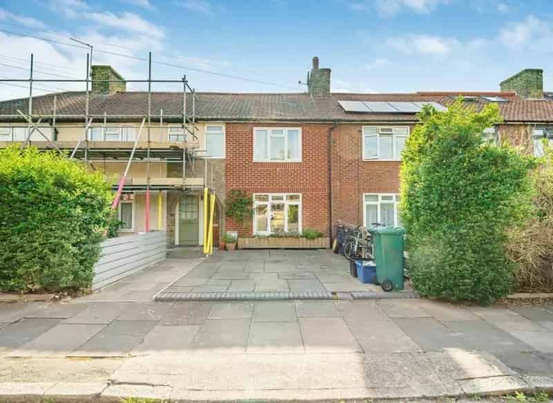 2-Bedroom House in Barnes with Home Office and Off-Street Parking